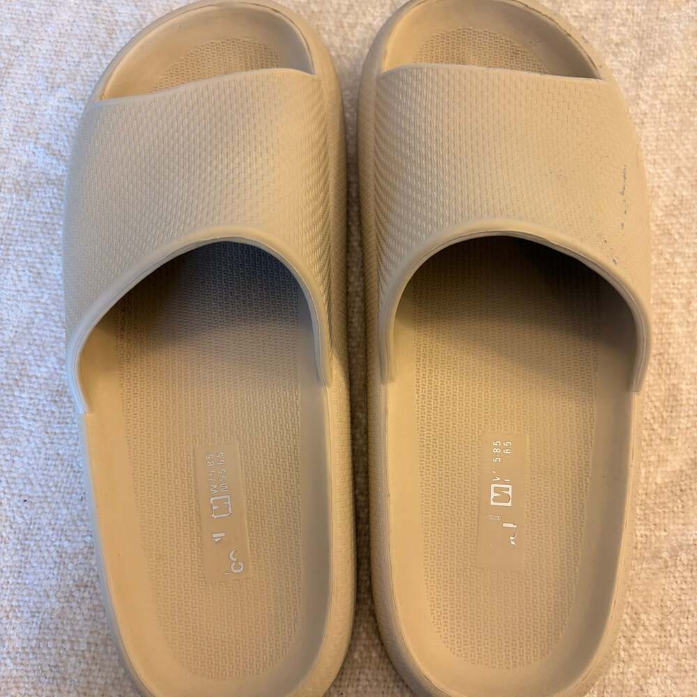 32 Degrees Cool Light Tan Cushion Slides Women's Size Medium 7.5-8-5